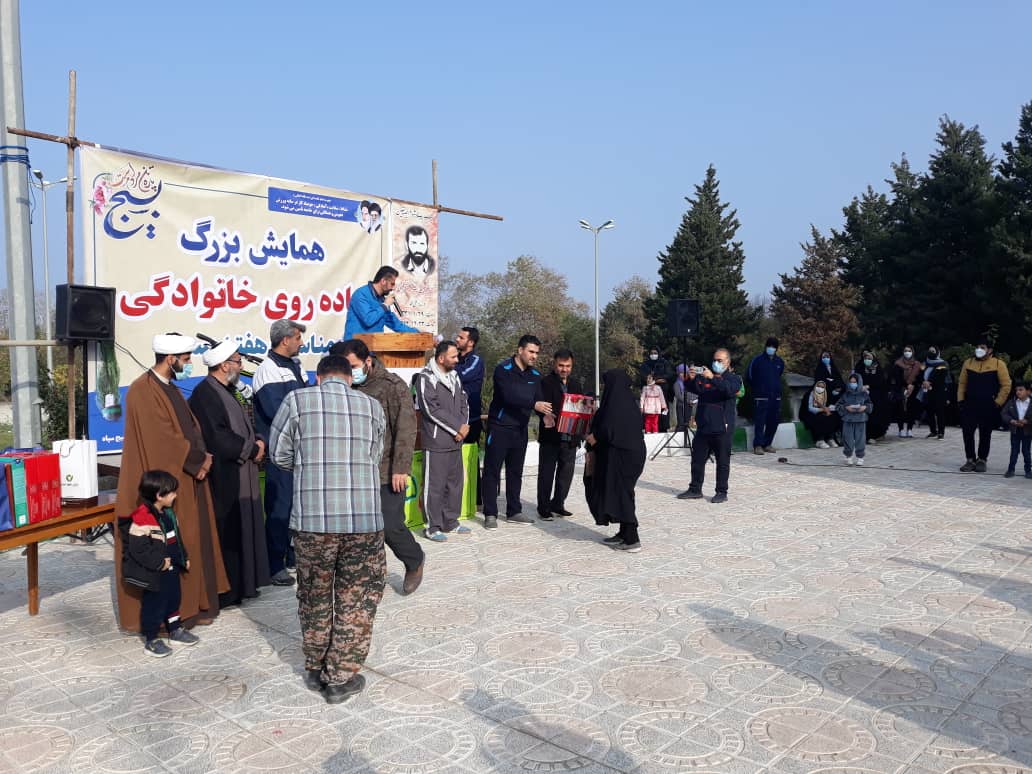 اهدای صنایع دستی به شرکت کنندگان در راهپیمایی بسیجیان کردکوی