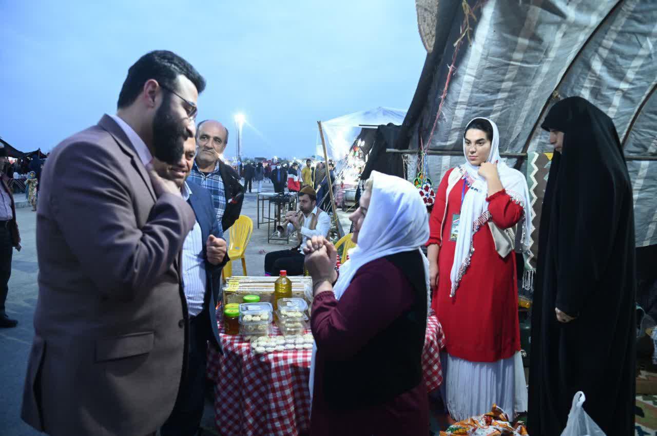 گفت و گوی صمیمی دبیر جشنواره پانزدهم با غرفه‌داران در شب پایانی این رویداد فرهنگی