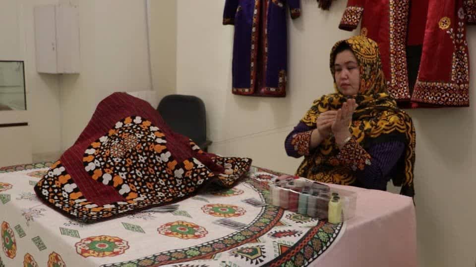 نمایشگاه هنر سوزن‌دوزی در کاخ گلستان میزبان گردشگران است/ نمایش نسخه خطی خاوران‌نامه 