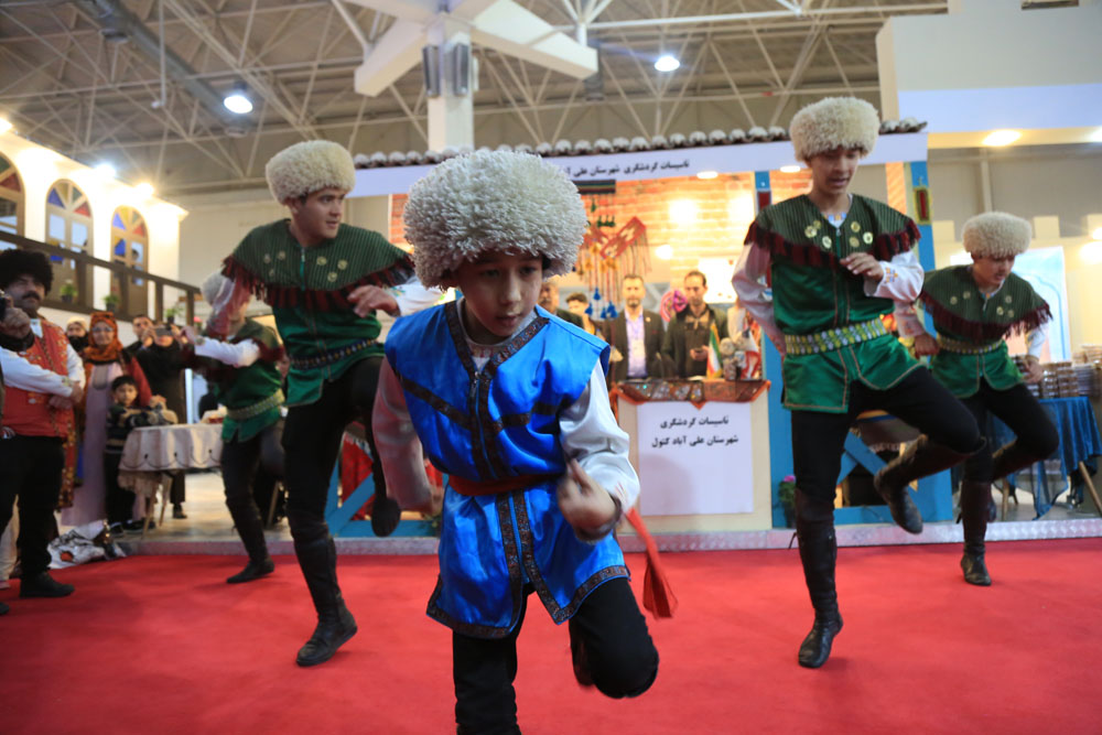 اجرای پرشور گروه نوای صحرای ترکمن و استقبال هموطنان و گردشگران