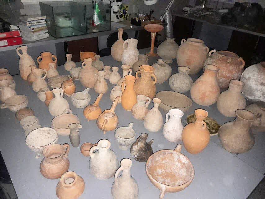 کشف ۶۴ قلم شیء تاریخی دوره عصر آهن در بندر گز/ عامل قاچاق اموال تاریخی دستگیر شد کشف ۶۴ قلم شیء تاریخی دوره عصر آهن در بندر گز/ عامل قاچاق اموال تاریخی دستگیر شد