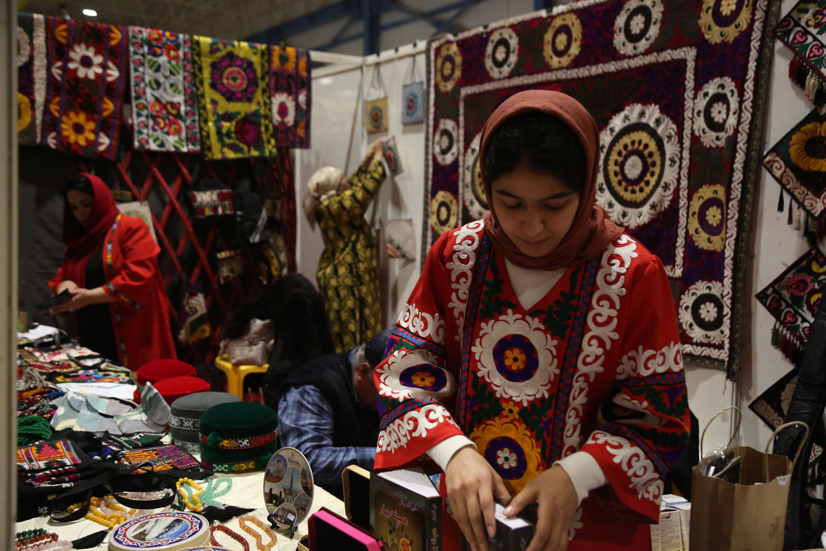 غرفه‌هایی فراتر از مرزها؛ هم‌زبانی هنر در جشنواره فرهنگ اقوام/ حضور هنرمندان صنایع‌دستی قزاقستان، تاجیکستان و ازبکستان در جشنواره