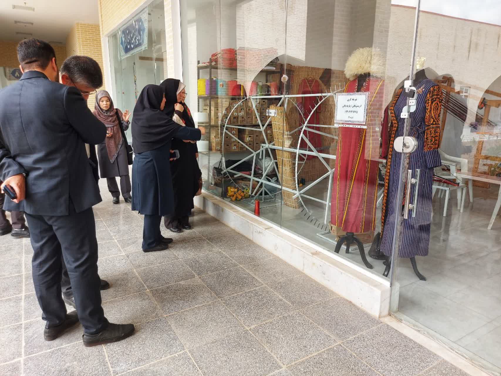 بازدید از بازارچه صنایع‌دستی شهرستان آق‌قلا