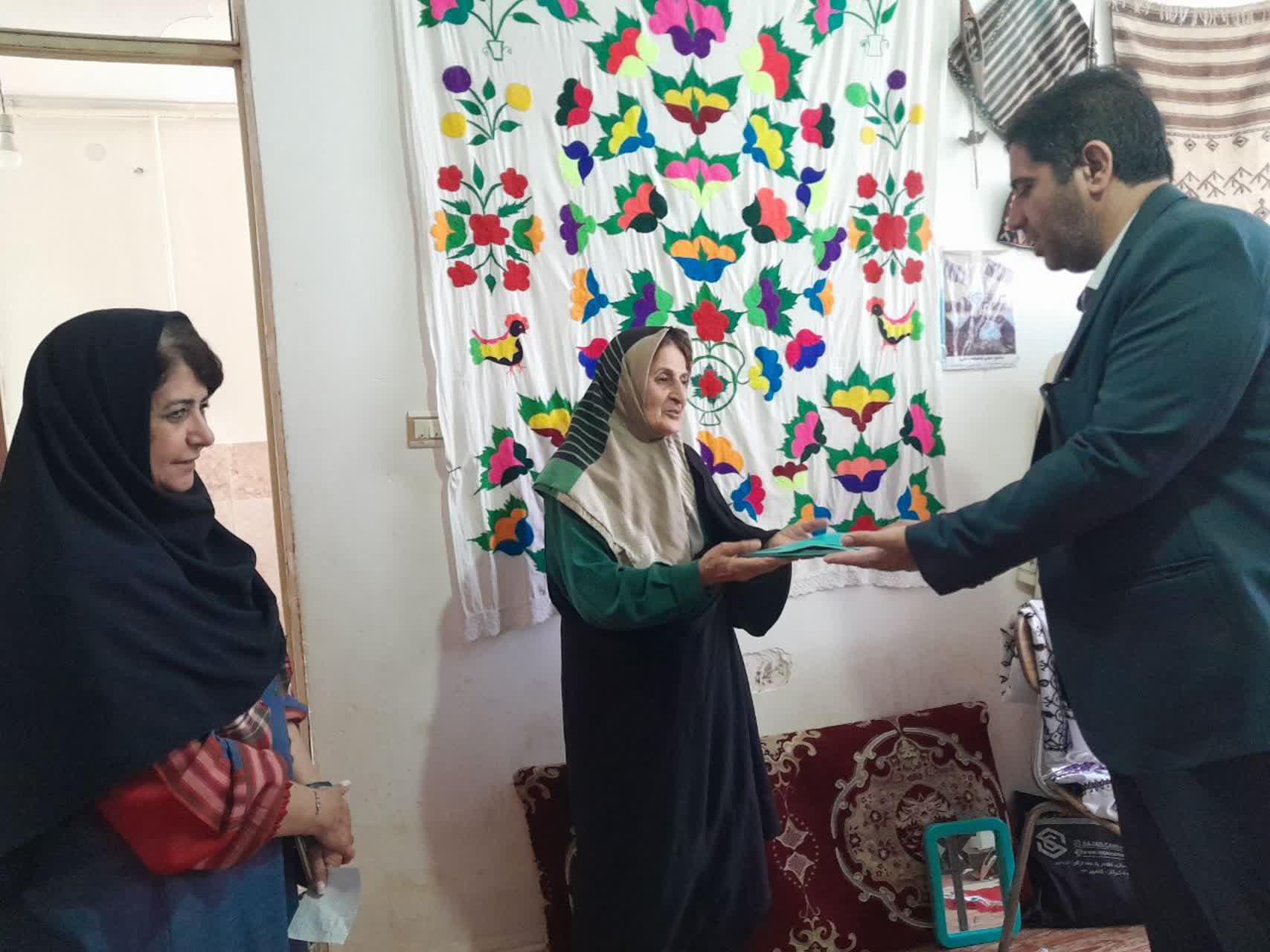 تجلیل رئیس اداره میراث فرهنگی شهرستان گرگان از هنرمندان پیشکسوت صنایع دستی شهرستان
