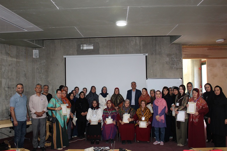 نشست هم اندیشی هنرمندان صنایع دستی با موضوع صنایع دستی سازگار با محیط زیست در گنبدکاووس برگزار شد